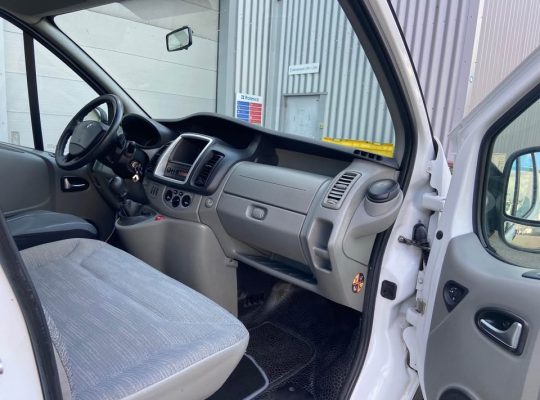RENAULT TRAFIC PHASE 2 PASSENGER 2012